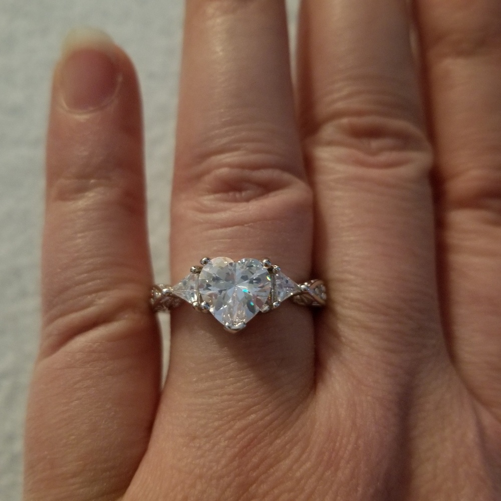 18k Heart Solitaire - Picture 5 of 5